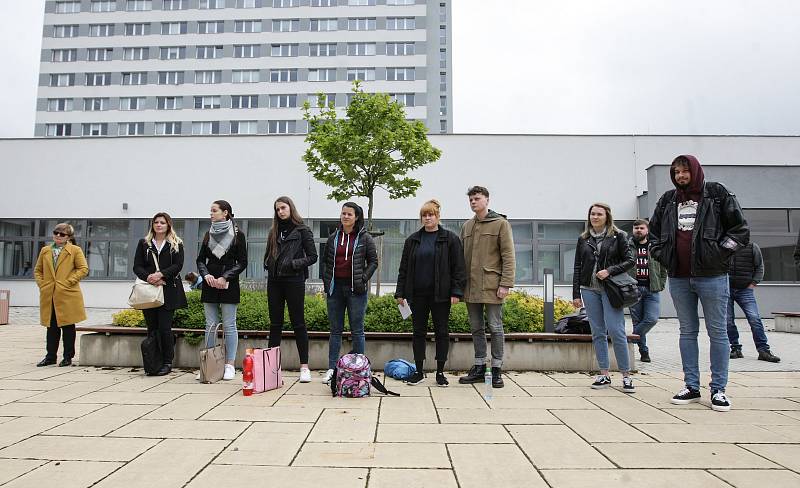 K celostátní stávce Vyjdi ven se ve čtvrtek připojilo zhruba dvacet studentů a zaměstnanců pardubické univerzity.