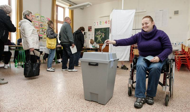 Úderem páteční druhé hodiny odpoledne se otevřely volební místnosti pro volby do Poslanecké sněmovny. 