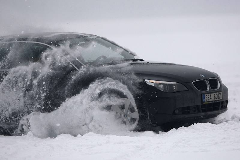 ONDŘEJ SE SVÝM SUBARU zajel při včerejším tajném závodu po zamrzlém rybníku na Pardubicku nejlepší čas. Když projížděl cílem, ukazovala ručička tachometru stodesetikilometrovou rychlost.  