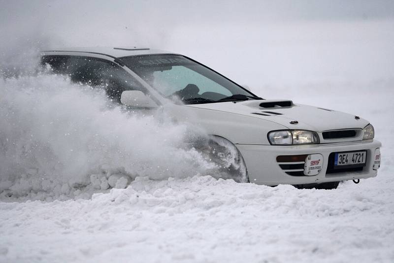 ONDŘEJ SE SVÝM SUBARU zajel při včerejším tajném závodu po zamrzlém rybníku na Pardubicku nejlepší čas. Když projížděl cílem, ukazovala ručička tachometru stodesetikilometrovou rychlost.  