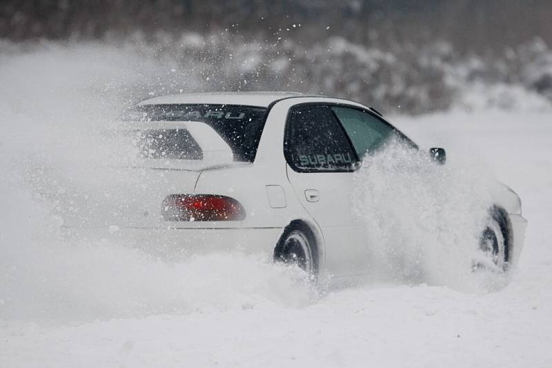 ONDŘEJ SE SVÝM SUBARU zajel při včerejším tajném závodu po zamrzlém rybníku na Pardubicku nejlepší čas. Když projížděl cílem, ukazovala ručička tachometru stodesetikilometrovou rychlost.  