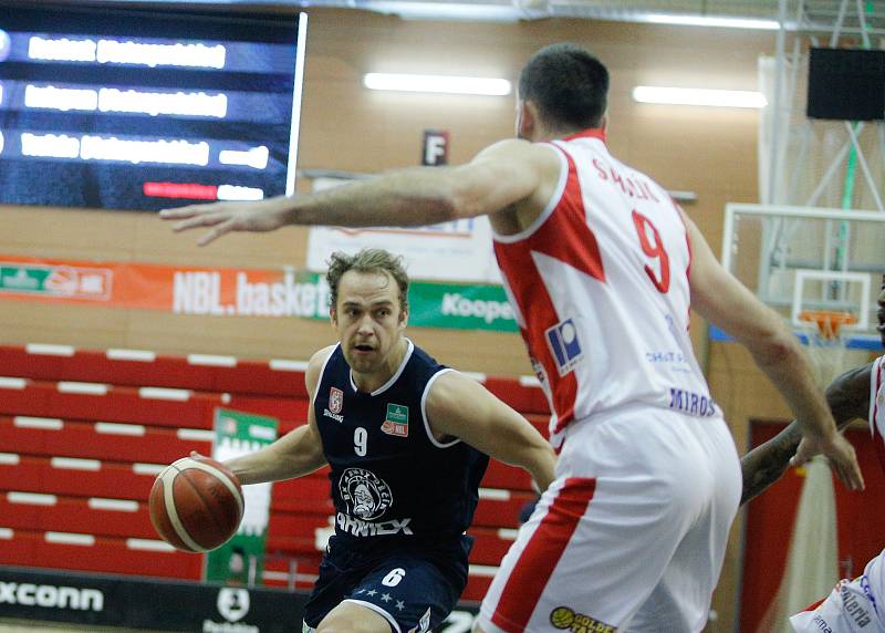 Basketbalové utkání Kooperativa NBL mezi BK JIP Pardubice (v bíločerném) a BK Armex Děčín (v černém) v pardubické hale na Dašické.