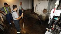 Hasiči pomáhali s čerpáním vody ze sklepů bytového domu na pardubickém sídlišti Dukla