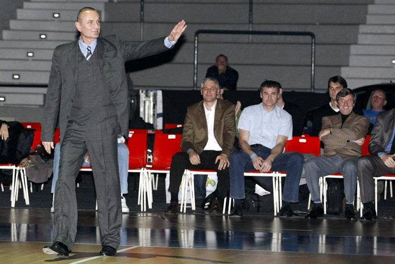 Stříbrní hoši se po třiadvaceti letech sešli na palubovce. V pardubické ČEZ Areně si vychutnali aplaus šesti tisícovek diváků, a to v přestávce utkání Nymburka s Bilbaem. 