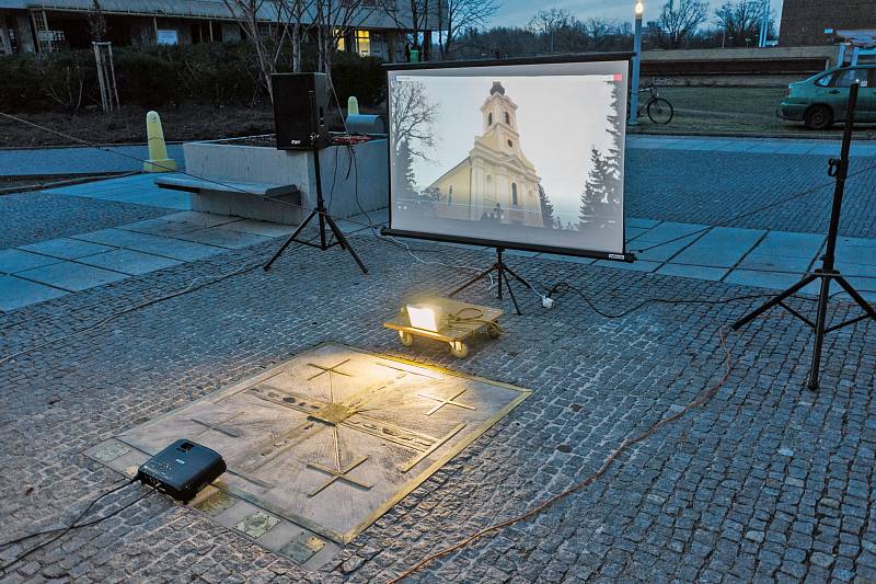 Pardubický městský kříž, zvaný Jeruzalémský, je od tohoto měsíce k vidění na náměstí za Palácem Atrium směrem k poliklinice.