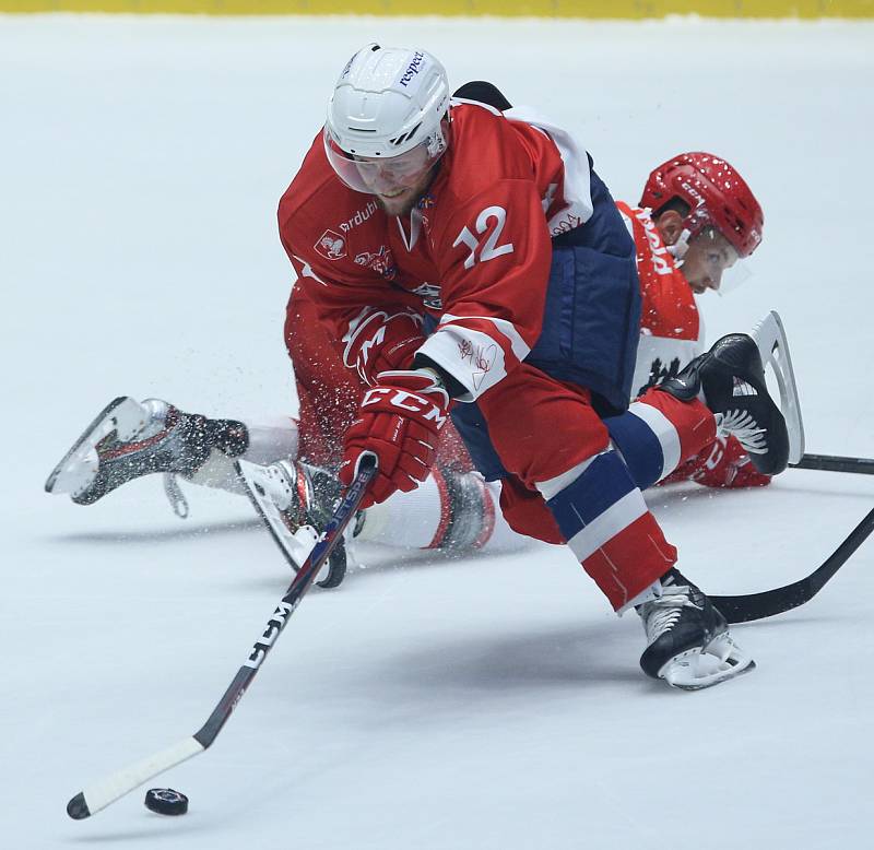 Hokejové utkání Memoriálu Zbyňka Kuséhp mezi HC Dynamo Pardubice (v červeném) a Mountfield Hradec Králové (v bíločerveném) v pardubické ČSOB pojišťovna ARENĚ.