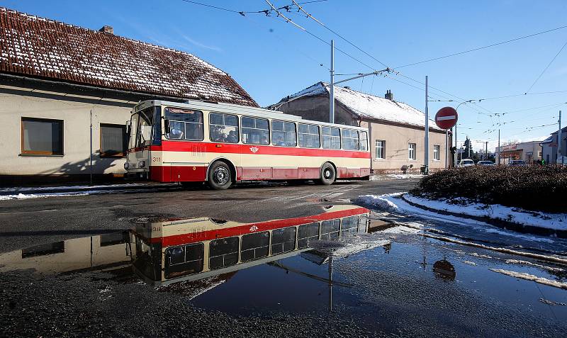 70. výročí zahájení provozu trolejbusů v Pardubicích. Na lince číslo 3 na trase z Hlavního nádraží do Lázní Bohdaneč byl na speciální lince nasazen historický trolejbus Škoda 14Tr.