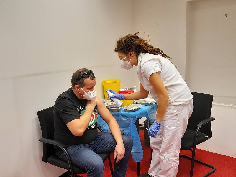 Mobilní očkovací centrum v Holicích
