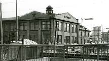 Snímek továrny Tesla pořízený během budování nadjezdu, kolem roku 1961.