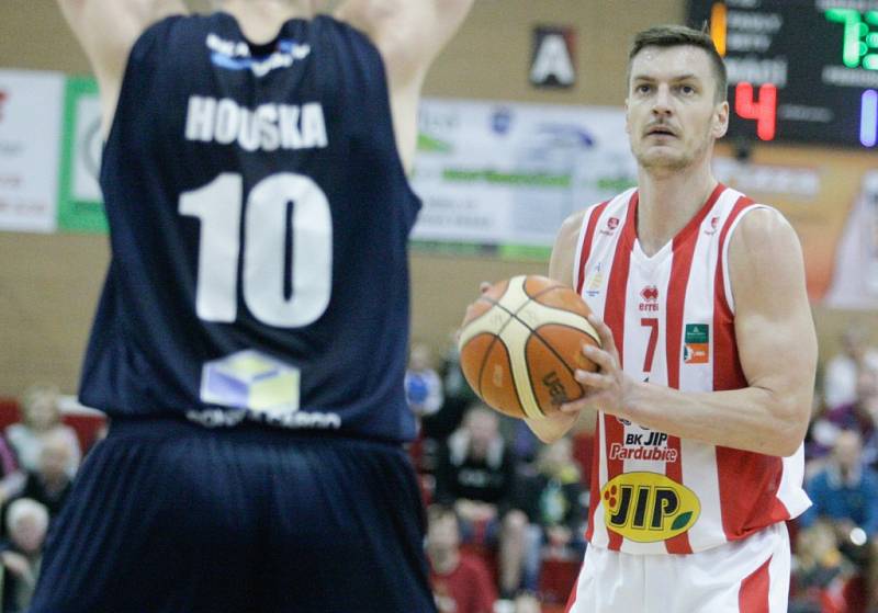 Basketbalové utkání play off Kooperativy NBL mezi BK JIP Pardubice (v bíločerném) a BK Armax Děčín (v černém) v pardubické hale na Dašické.