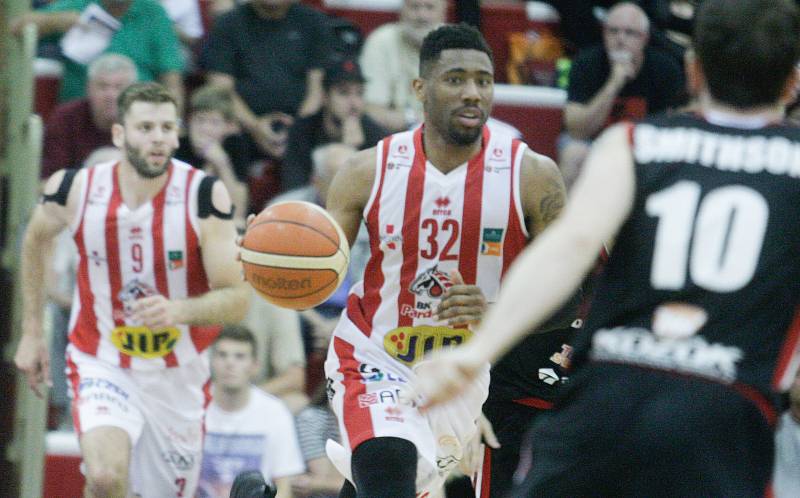 Rozhodující basketbalové utkání o třetí místo play off Kooperativa NBL mezi BK JIP Pardubice (v bíločerveném) a DEKSTONE Tuři Svitavy (v černém) v pardubické hale na Dašické.