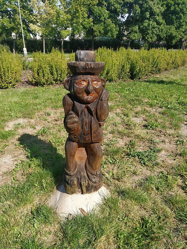 Dřevěné sochy na pardubické Dubině. Foto: Kateřina Špásová