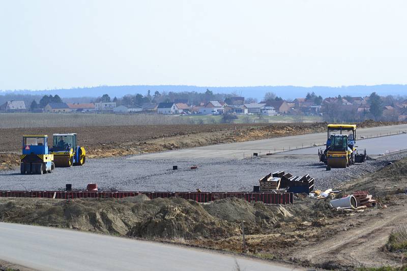 Stav výstavby dálnice D35 v úseku Opatovice - Časy na počátku dubna 2021