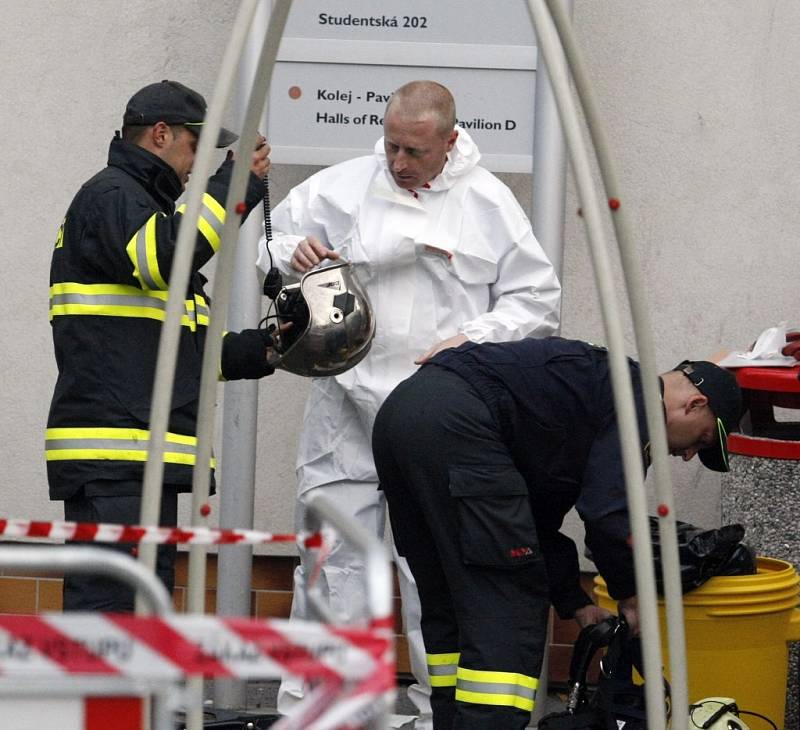 Podezření na velmi závažnou infekční chorobu u studenta z Tanzanie svolalo do studentských kolejí pardubické univerzity záchranáře, hasiče a hygieniky. Nákaza virem Ebola se u studenta, který se vrátil z Afriky, naštěstí nepotvrdila.