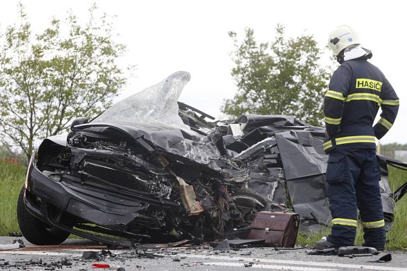 Smrtelná nehoda u Dražkovic. Střet s nákladním vozidlem řidič octavie nepřežil.