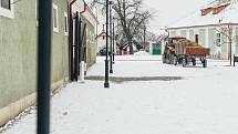 Kladruby nad Labem jsou známé především díky hřebčínu, na starokladrubské bělouše se jezdí dívat tisíce turistů ročně.
