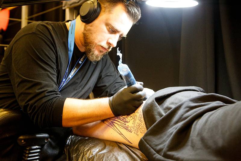 Tradiční festival tetování Tattoo Event se konal v prostorech Congress Centra v Atrium Paláci v Pardubicích, za účasti více než 35 českých i zahraničních umělců, kteří přímo na místě tetovali a zároveň soutěžili o to nejlepší dílo.