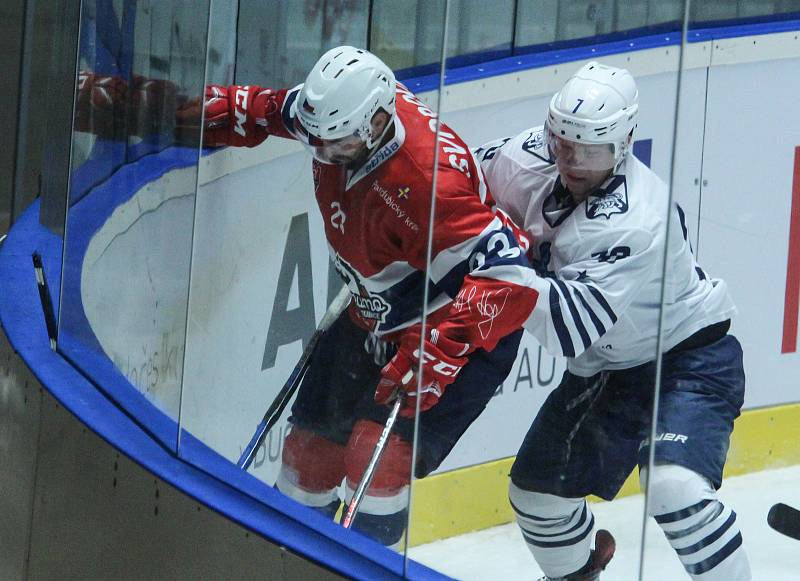 Hokejové utkání Memoriálu Zbyňka Kusého mezi HC Dynamo Pardubice (v červeném) a Admiral Vladivostok (v bílém) v pardubické ČSOB Areně.