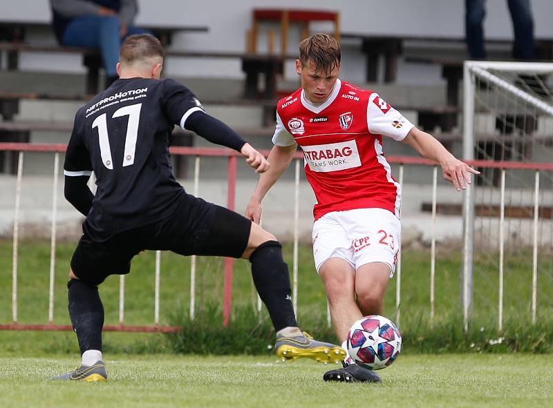 Přípravné utkání Fortuna národní ligy mezi FK Pardubice (ve červenobílém) a MFK (v Černém) na hřišti v Na Dolíčku.