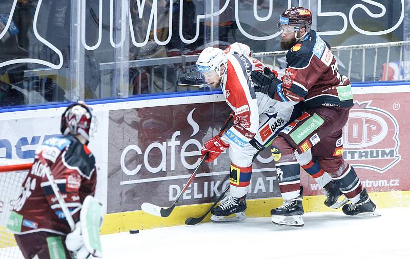 Hokejové utkání Tipsport extraligy v ledním hokeji mezi HC Dynamo Pardubice (v bíločerveném) a HC Sparta Praha (v červeném) v pardudubické enterie areně.