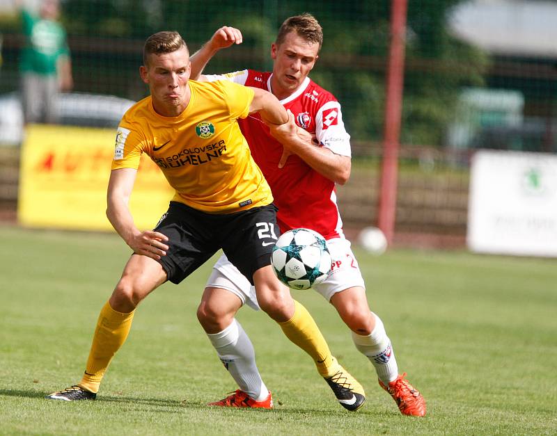 Utkání Fotbalové národní ligy mezi FK Pardubice (ve červenobílém) a FK Baník Sokolov (ve žlutočerném) na hřišti pod Vinicí v Pardubicích.