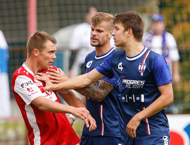 Utkání Fobalové národní ligy mezi FK Pardubice (ve červenobílém) a SK Líšeň ( v modrém) na hřišti pod Vinicí v Pardubicích.