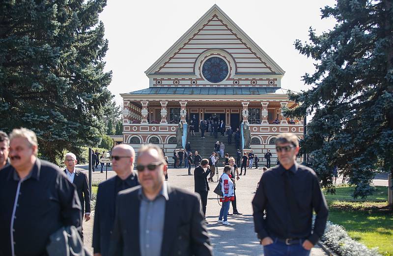 Poslední rozloučení s legendárním hokejovým trenérem Milošem Říhou v pardubickém krematoriu.