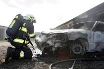 Hasiči likvidovali požár auta v Černé za Bory. Příčinou vzplanutí byla zřejmě nedbalost při sváření.