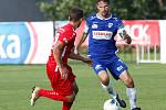 Utkání Fotbalové národní ligy mezi MFK Chrudim (v červeném) a FK Pardubice (v modrém) na fotbalovém stadionu v Chrudimi.