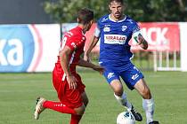 Utkání Fotbalové národní ligy mezi MFK Chrudim (v červeném) a FK Pardubice (v modrém) na fotbalovém stadionu v Chrudimi.