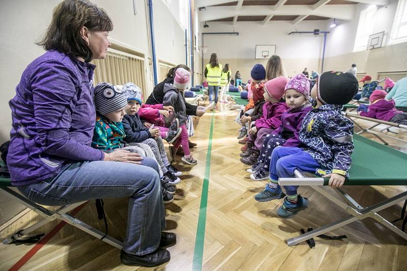 Cvičení Agens 2017 v Pardubicích. Město zkouší evakuaci velkého počtu osob v případě teroristického útoku otravnou látkou. V první evakuační zóně to znamená do bezpečí dostat děti z MŠ Pastelka.