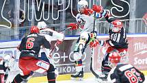 Hokejové utkání Tipsport extraligy v ledním hokeji mezi HC Dynamo Pardubice (v bíločerveném) a HC Oceláři Třinec.