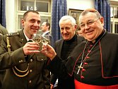 Milan Novotný (vlevo) si jako nový vojenský kaplan 43. výsadkového praporu v Chrudimi připíjí na zdraví s kardinálem Dominikem Dukou.