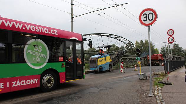 Od pondělí 26. září je omezen provoz na mostě přes Labe v ulici kpt. Bartoše. Po dobu deseti týdnů zde budou probíhat opravy, které si vyžádají uzavření poloviny vozovky