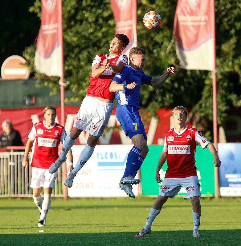 Utkání Fobalové národní ligy mezi FK Pardubice (ve červenobílém) a FC Vysočina Jihlava (v modrém) na hřišti pod Vinicí v Pardubicích.