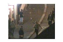 Záznam kamerového systému ukazuje pachatele, jak se na ulici ohání střelnou zbraní.