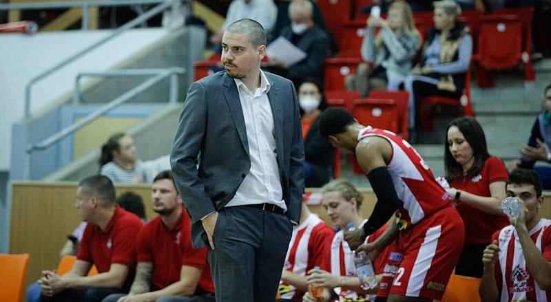 Energický kouč pardubických basketbalistů Dino Repeša.