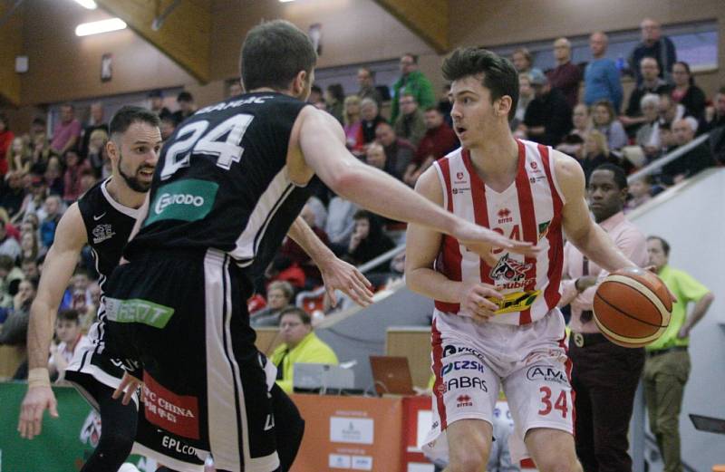 Basketbalové utkání Pardubice - Nymburk (73:69).