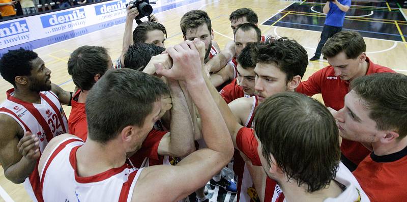 7. čtvrtfinále basketbalu mezi BK JIP Pardubice (v bíločerveném) a SLUNETA Ústí nad Labem (v modrožlutém) v pardubické hale na Dašické.