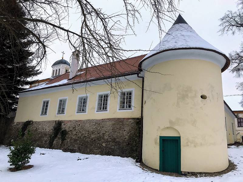 Zámecká obora v Cholticích ožívá i v zimě, cestu si sem najdou discgolfisté nebo sáňkaři. Lidé do parku vyrážejí také za procházkou v hezké přírodě.