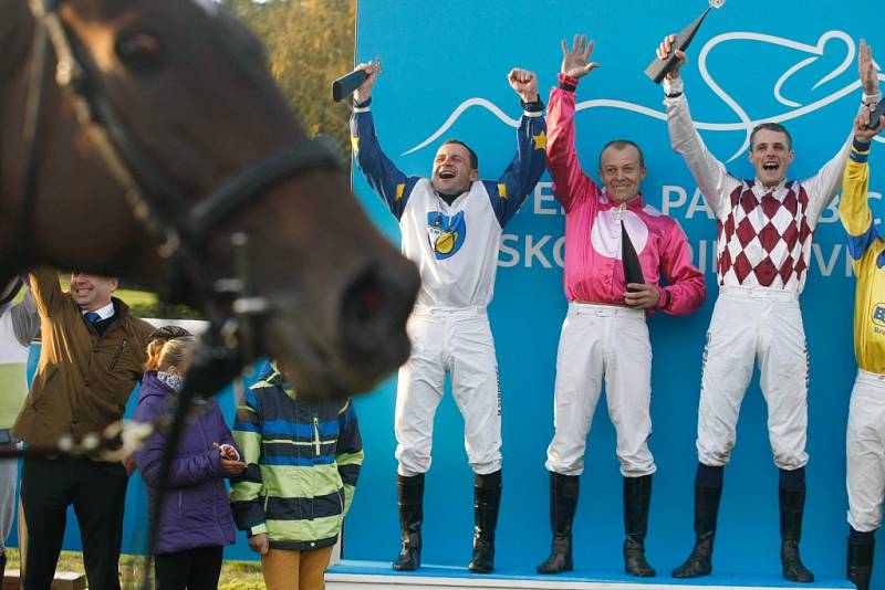 125. Velká pardubická - hlavní dostih. Stupně vítězů. Zleva vítěz Marek Stromský, Pavel Kašný a Josef Bartoš.