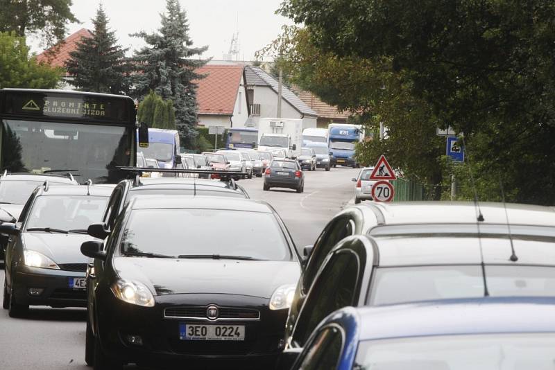 Částečná uzavírka mezi Svítkovem a Starými Čívicemi způsobila kilometrové kolony