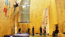 Pardubičtí strážníci se připravují na mimořádné situace i na lezecké stěně