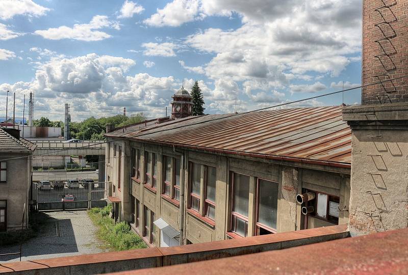 Bývalá továrna Tesla Pardubice je opuštěná už od počátku 90. let. Zchátralý areál, který zůstal zčásti vybaven, do nedávna lákal zvědavce. Nyní má jít k zemi.Foto: URBEX - Places of Silence