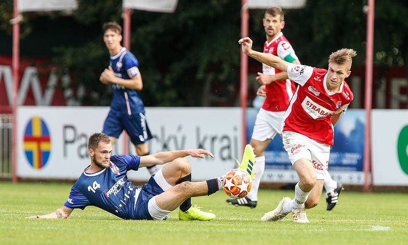 Utkání Fobalové národní ligy mezi FK Pardubice (ve červenobílém) a SK Líšeň ( v modrém) na hřišti pod Vinicí v Pardubicích.