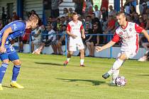 Přípravné fotbalové utkání mezi FK Pardubice (v bíločerveném) a SK Sigma Olomouc ( v modrém) na hřiřiti v Lázních Bohdaneč.