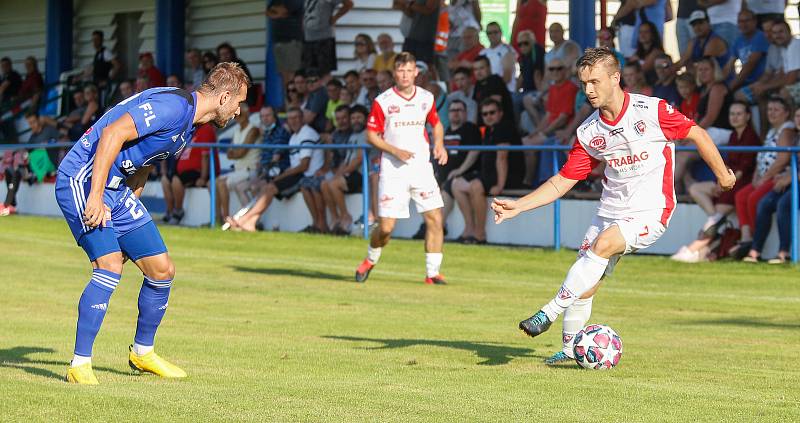 Přípravné fotbalové utkání mezi FK Pardubice (v bíločerveném) a SK Sigma Olomouc ( v modrém) na hřiřiti v Lázních Bohdaneč.