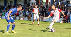 Přípravné fotbalové utkání mezi FK Pardubice (v bíločerveném) a SK Sigma Olomouc ( v modrém) na hřiřiti v Lázních Bohdaneč.