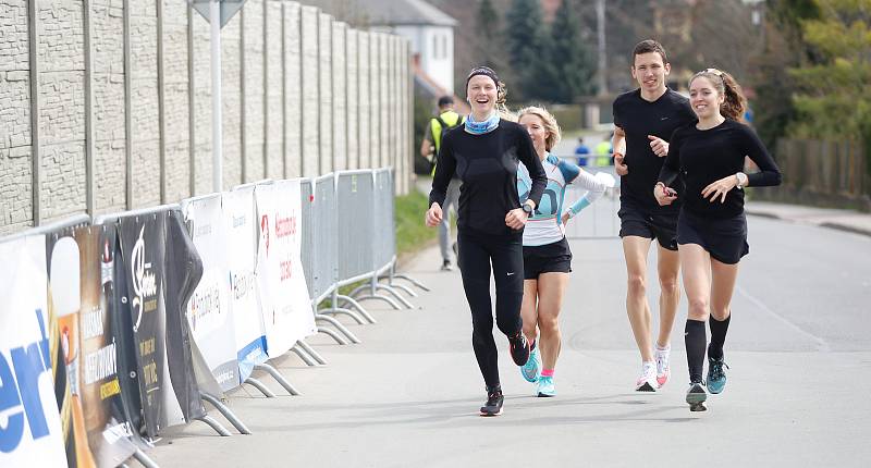 Mistrovství České republiky v půlmaratonu vyhráli Vít Pavlišta (číslo1) a Tereza Hrochová (číslo 11).