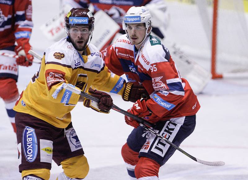 Hokejové utkání Tipsport extraligy v ledním hokeji mezi HC Dynamo Pardubice (červenobílém) a HC Dukla Jihlava  (ve žlutém)) v pardudubické Tipsport areně.